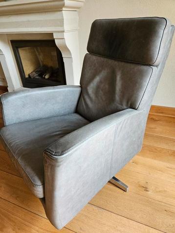 Setje van twee stoelen met voetenbank beschikbaar voor biedingen