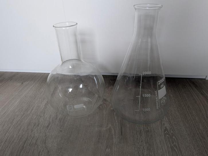 Lab Kolven: Erlenmeyer & Bolvormige Kolf 2000ml, Antiek en Kunst, Antiek | Glas en Kristal, Ophalen