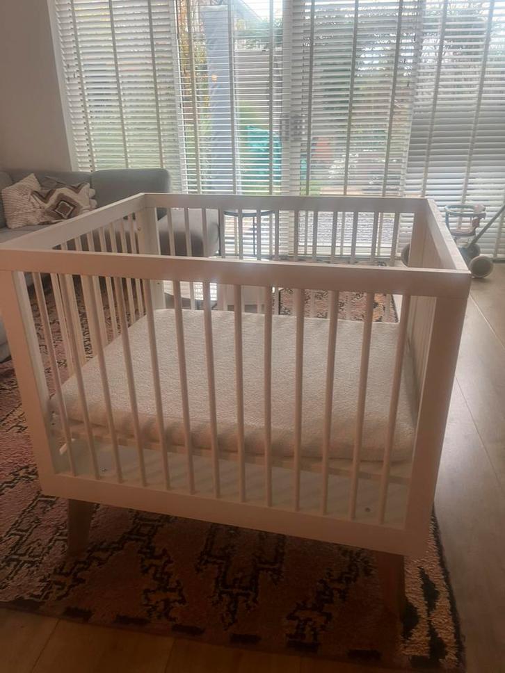 Kidsmill Sixties Box Wit Mat/Naturel incl. matras, Kinderen en Baby's, Boxen, Zo goed als nieuw, Ophalen