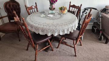 Eettafel met 4 stoelen (GRATIS) beschikbaar voor biedingen