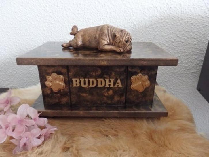 Mopshond beeldje op houten urn als set handgemaakt, Dieren en Toebehoren, Honden-accessoires, Nieuw, Ophalen of Verzenden