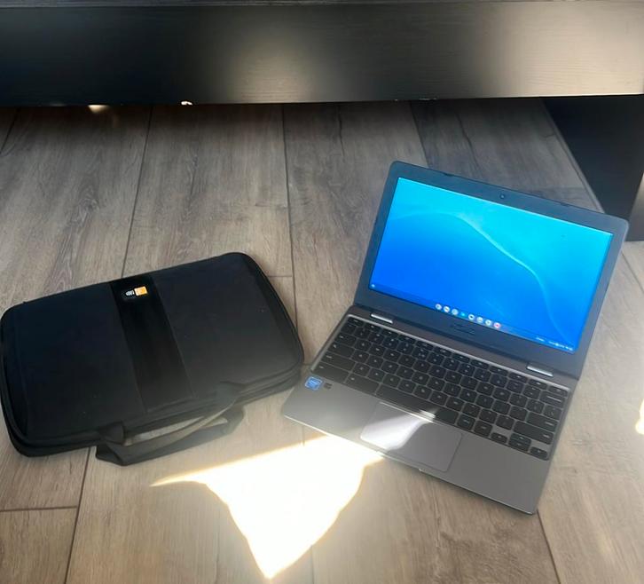Asus Chromebook met hoes, Computers en Software, Chromebooks, Zo goed als nieuw, 12 inch, 4 GB of minder, 32 GB of minder, Qwerty