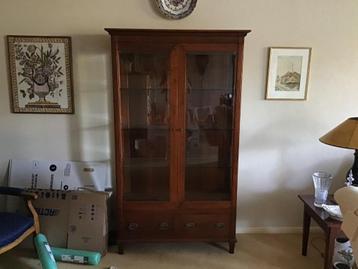 Klassieke glazen kast/ vitrine beschikbaar voor biedingen