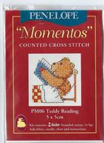 Borduurpakket Penelope Momenteos PM 06 Teddy Reading 5x5, Ophalen of Verzenden, Nieuw, Handborduren, Borduurpakket