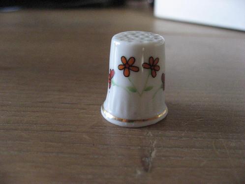 porseleinen vingerhoedje met bloemen en goudrandje, Verzamelen, Vingerhoedjes, Nieuw, Nederland, Porselein, Reliëf, Verzenden