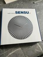 Karlsson Sensu XL Wandklok - Nieuwstaat!, Huis en Inrichting, Woonaccessoires | Klokken, Ophalen of Verzenden, Nieuw, Analoog