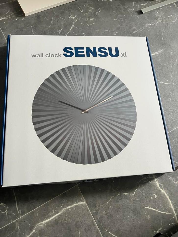 Karlsson Sensu XL Wandklok - Nieuwstaat!, Huis en Inrichting, Woonaccessoires | Klokken, Nieuw, Wandklok, Analoog, Ophalen of Verzenden