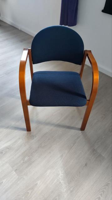 4 Stapelbare Vergaderstoelen - Blauw/Hout beschikbaar voor biedingen