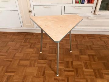 Vintage driehoekig bijzettafeltje salontafeltje retro beschikbaar voor biedingen