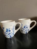 2 all Dutch witte mokken met blauwe bloemen, Ophalen of Verzenden, Zo goed als nieuw, Overige stijlen, Kop(pen) en/of Schotel(s)