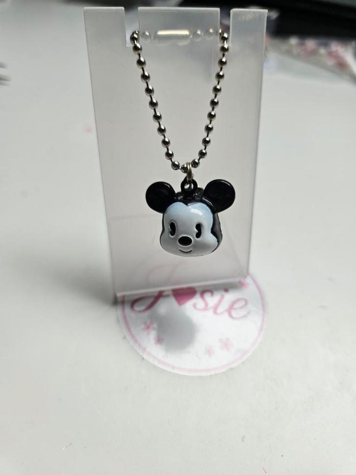 Mickey Mouse Hanger met belletje #20, Sieraden, Tassen en Uiterlijk, Kettingen, Nieuw, Kunststof, Zwart, Met hanger, Ophalen