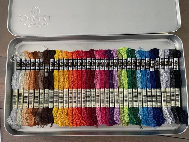 35 st. DMC ETOILE (met glitter) in doos + telpatr. - WD014, Hobby en Vrije tijd, Borduren en Borduurmachines, Nieuw, Borduurgaren of Zijde