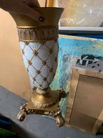 Elegante witte vaas met gouden details, 50 tot 75 cm, Wit, Aardewerk of Porselein, Ophalen of Verzenden