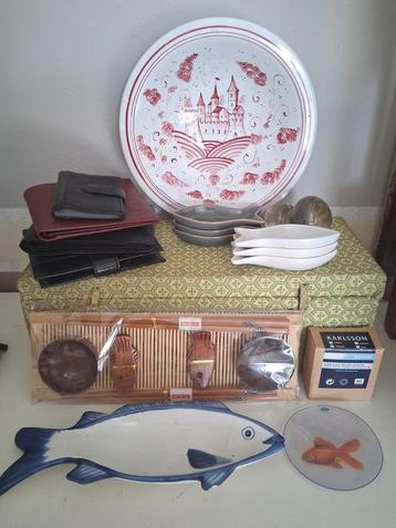 Lot curio antiek bord vissen chinees kist portemonnee leer.
 beschikbaar voor biedingen