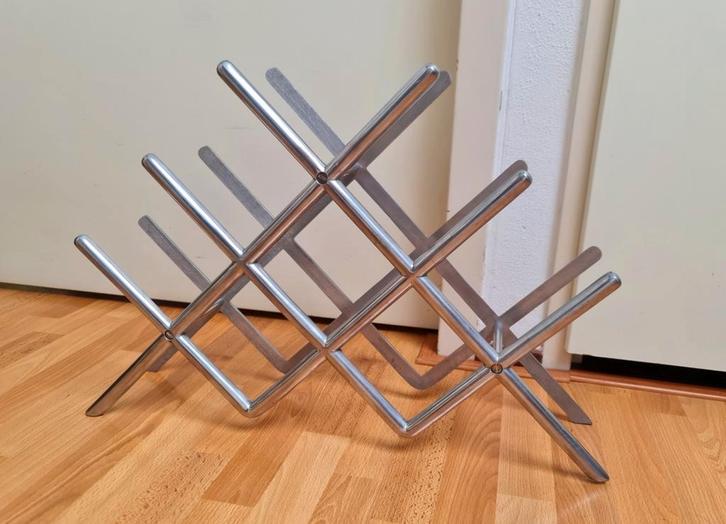Wijnrek flessenrek vintage design metaal lijnenspel zeldzaam, Huis en Inrichting, Woonaccessoires | Krantenbakken en Lectuurbakken