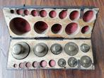 Blok met koperen gewichten., Antiek en Kunst, Antiek | Gereedschap en Instrumenten, Ophalen of Verzenden