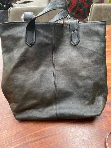 Zwarte leren handtas beschikbaar voor biedingen