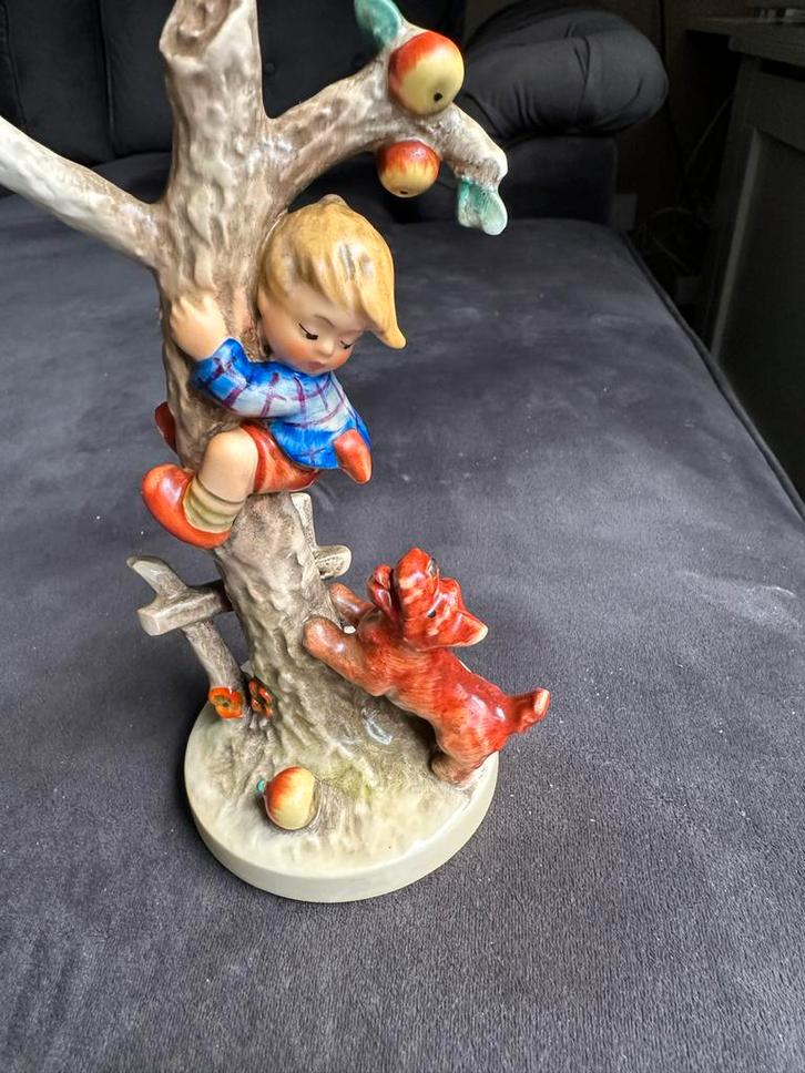 Goebel Hummel Beeldje - Jongen in Boom, Antiek en Kunst, Antiek | Keramiek en Aardewerk, Ophalen