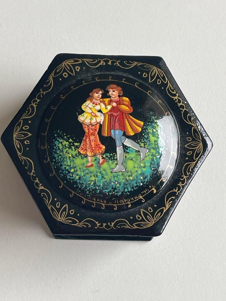 Russisch Lakdoosje met Romantisch Tafereel, Antiek en Kunst, Antiek | Woonaccessoires, Ophalen