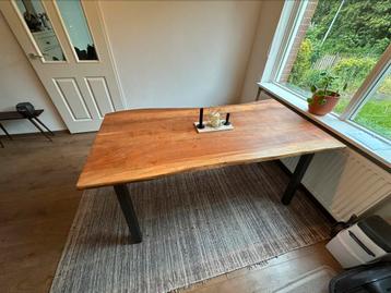 Boomstam eettafel met zwart metalen onderstel beschikbaar voor biedingen