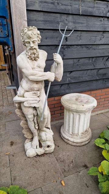 Groot Neptunes beeld fontein op sokkel/zuil 2 meter + beschikbaar voor biedingen