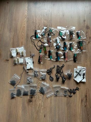 Kettingen, pendants, hangers, goth beschikbaar voor biedingen