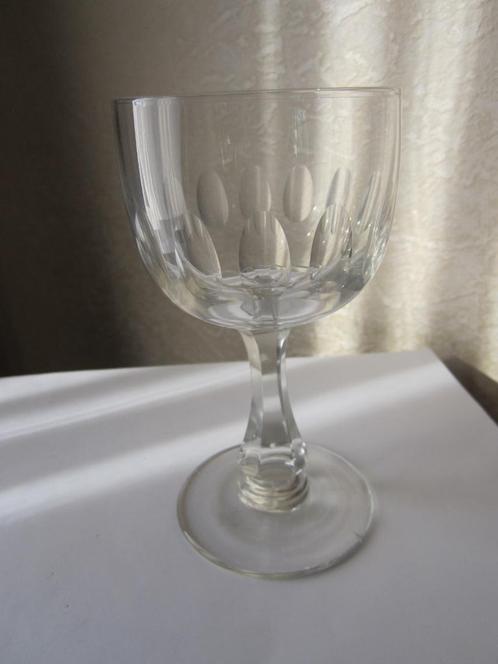 Een antiek rode wijnglas - model Derby - handgeslepen fries, Antiek en Kunst, Antiek | Glas en Kristal, Verzenden