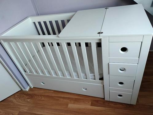 Mooi ledikant met kast en verschoon plank en lade, Kinderen en Baby's, Kinderkamer | Complete kinderkamers, Gebruikt, Jongetje of Meisje