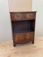 Kastje met lades, deurtjes en uitschuifbare plank, Ophalen