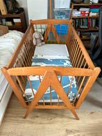 Vintage houten baby bedje, Kinderen en Baby's, Babywiegjes en Ledikanten, Ophalen, Gebruikt, Ledikant