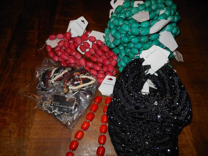 Partij kettingen en armbanden (61 stuks), Sieraden, Tassen en Uiterlijk, Kettingen, Nieuw, Overige materialen, Overige kleuren