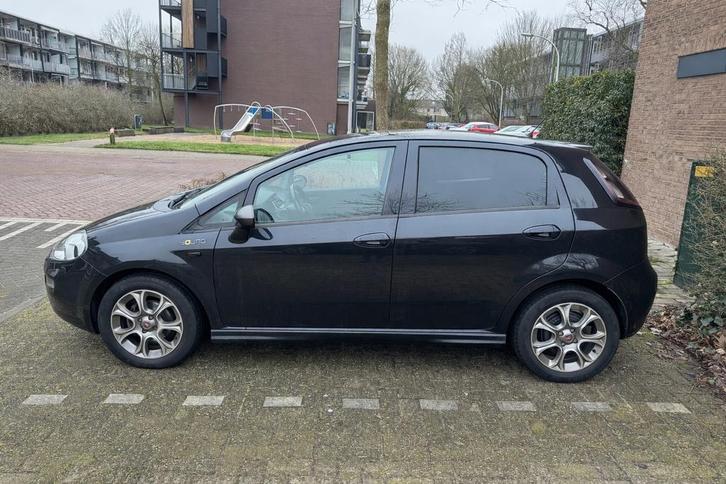 MOET WEG: Fiat Punto 0.9 Twinair 74KW 5DR 2015 Zwart, Auto's, Fiat, Particulier, Punto, Achteruitrijcamera, Airconditioning, Android Auto