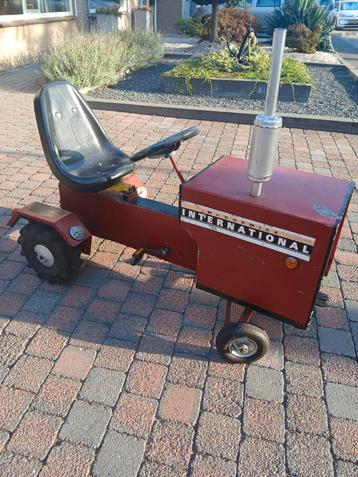 Rode trekker skelter  beschikbaar voor biedingen