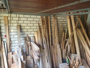 Houten latten en balken beschikbaar voor biedingen