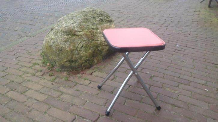 Vintage kruk zwart rood skai chroom buisframe bijzettafel, Antiek en Kunst, Antiek | Meubels | Stoelen en Banken, Ophalen of Verzenden