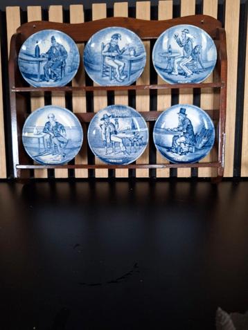 Delfts Blauw Bordjes met Houten Rek beschikbaar voor biedingen