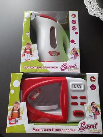 Een waterkoker en magnetron voor de speelkeuken, op batterij beschikbaar voor biedingen