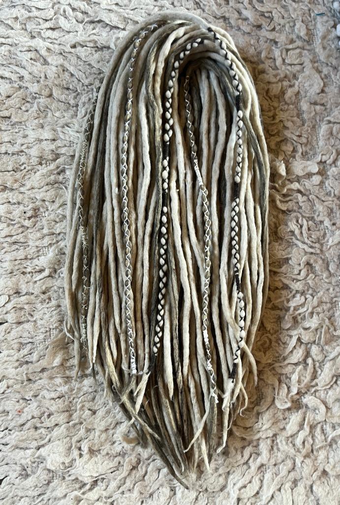Super mooie blond/grijs mix wol dread set nu voor 165€, Sieraden, Tassen en Uiterlijk, Uiterlijk | Haarverzorging, Nieuw, Pruik of Haarverlenging