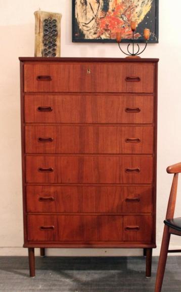 Jaren 60 hoge (119 cm) Deense ladekast mid century design beschikbaar voor biedingen