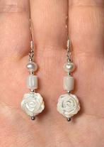 Echt zilveren oorbellen met gesneden schelp rozen, Hangers, Verzenden, Nieuw, Met edelsteen