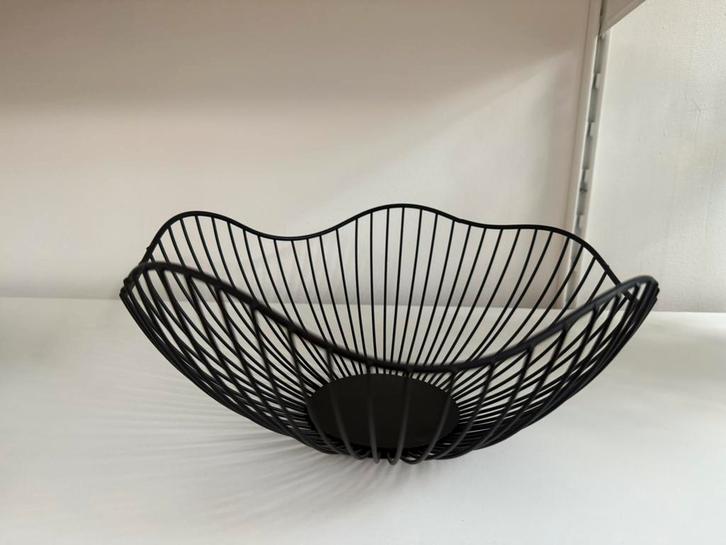 Design metalen draadmand in zwart, Huis en Inrichting, Woonaccessoires | Schalen en Manden, Schaal, Overige vormen, Overige materialen