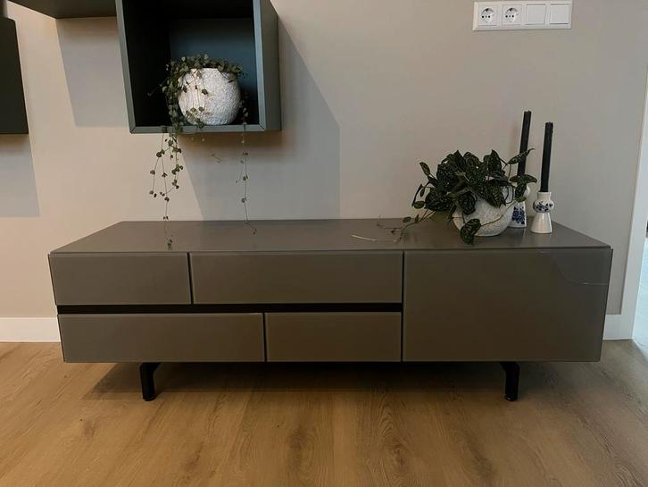 XOOON TV Meubel - Modern Design, Huis en Inrichting, Kasten | Televisiemeubels, Zo goed als nieuw, Minder dan 100 cm, 100 tot 150 cm