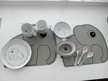 Done by deer placemats, bekers, bord, kom, lepels beschikbaar voor biedingen