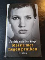 Sophie van der Stap - Meisje met negen pruiken, Ophalen of Verzenden, Zo goed als nieuw, Sophie van der Stap