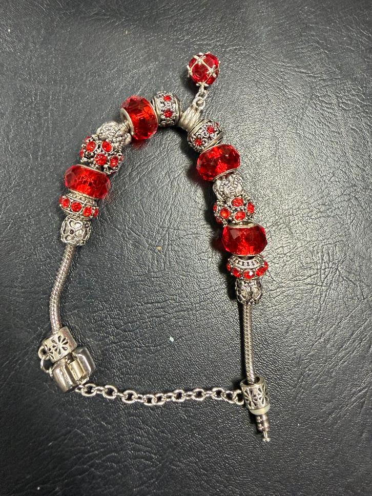 Rode bedelarmband zilver 925, Sieraden, Tassen en Uiterlijk, Armbanden, Zo goed als nieuw, Overige materialen, Rood, Met bedels of kralen