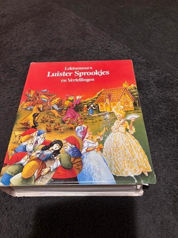 Mooie grote doos met sprookjes bandjes beschikbaar voor biedingen