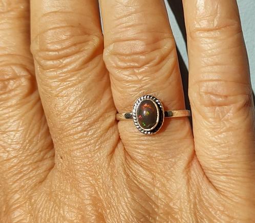 zilveren ring met natuurlijke Zwarte Ethiopische Opaal steen, Sieraden, Tassen en Uiterlijk, Ringen, Nieuw, Dame, 17 tot 18, Rood