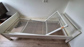 Houten bed + ijzeren bedbodem met verstelbare hoofdsteun beschikbaar voor biedingen