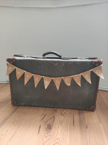Vintage koffer voor enveloppen  beschikbaar voor biedingen