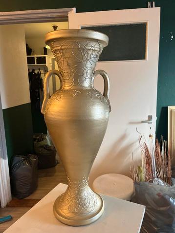 Vloer vaas goud beschikbaar voor biedingen